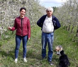 Claude Vignaud et Angela sur son exploitation Claude Vignaud et Angela sur son exploitation